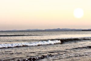小松海岸－夕日が照らす母海